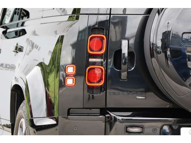 ランドローバー ディフェンダー １１０ Ｘダイナミック ＳＥ ダブルオー ブラック エディション ３．０Ｌ Ｄ３００ ディーゼルＴ ４ＷＤ R3年 (近畿) 99
