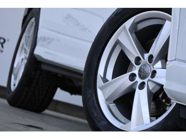 アウディ Ｑ２ １．０　ＴＦＳＩ　スポーツ H29年 (近畿) 99
