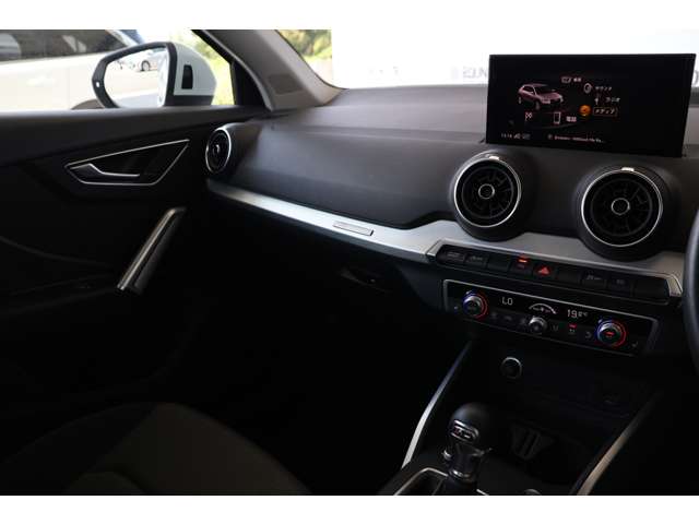 アウディ Ｑ２ １．０　ＴＦＳＩ　スポーツ H29年 (近畿) 99