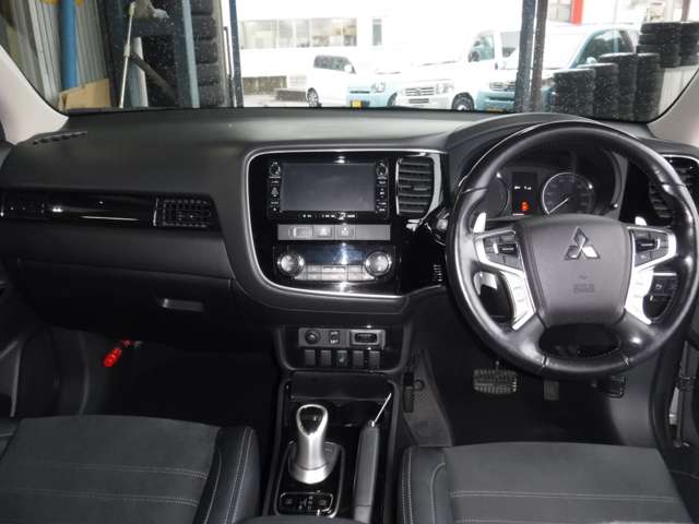 三菱 アウトランダーＰＨＥＶ ２．０ Ｇ ナビパッケージ ４ＷＤ H28年 (関東) 99