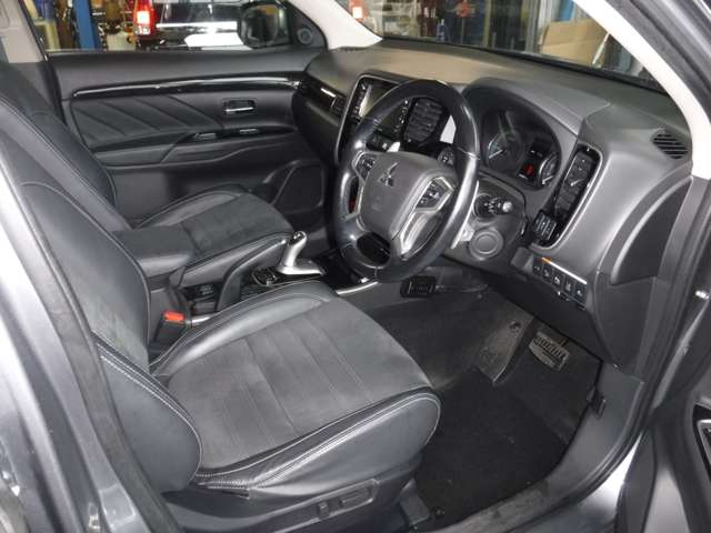 三菱 アウトランダーＰＨＥＶ ２．０ Ｇ ナビパッケージ ４ＷＤ H28年 (関東) 99