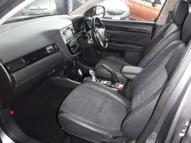 三菱 アウトランダーＰＨＥＶ ２．０ Ｇ ナビパッケージ ４ＷＤ H28年 (関東) 99