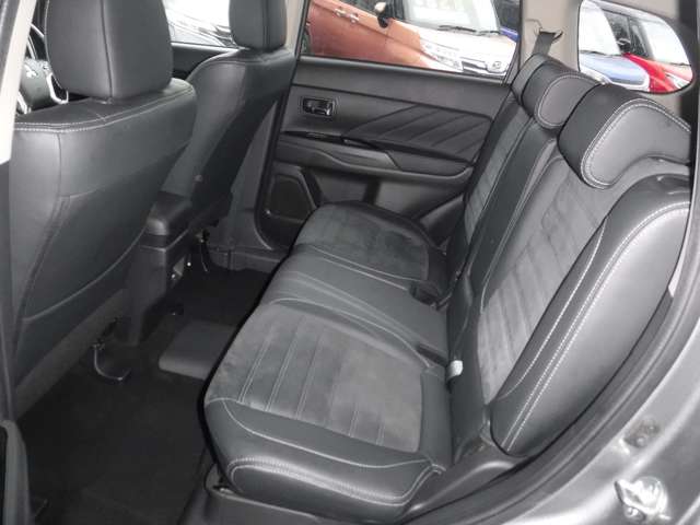 三菱 アウトランダーＰＨＥＶ ２．０ Ｇ ナビパッケージ ４ＷＤ H28年 (関東) 99