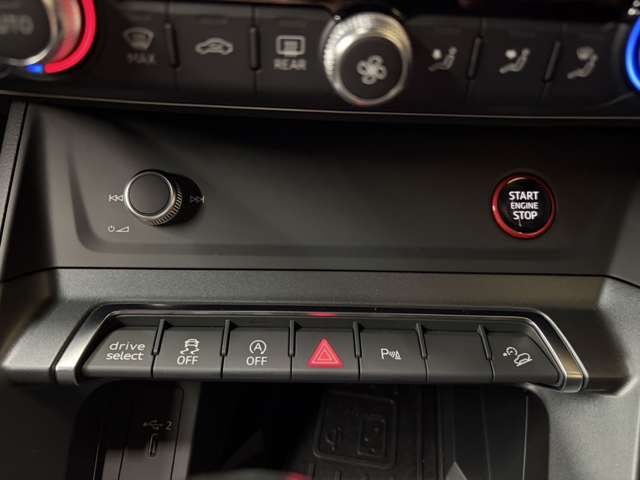 アウディ ＲＳ　Ｑ３　スポーツバック ２．５ ４ＷＤ R3年 () 99