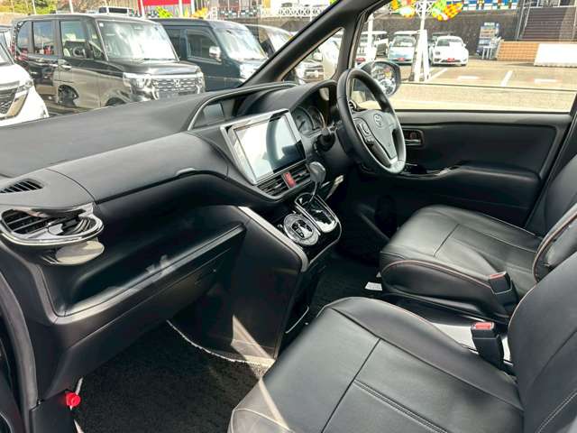 トヨタ ヴォクシー ２．０ ＺＳ 煌ＩＩ R1年 (中国) 99