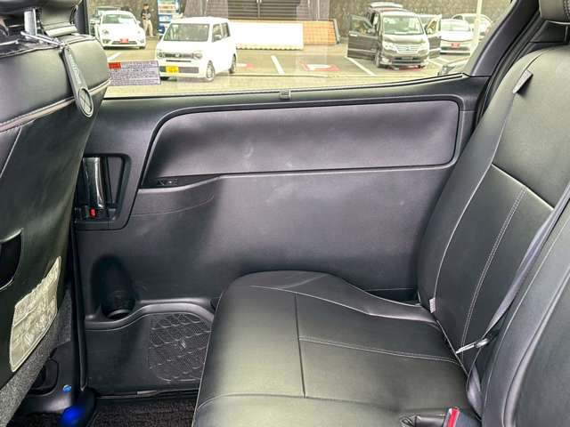 トヨタ ヴォクシー ２．０ ＺＳ 煌ＩＩ R1年 (中国) 99