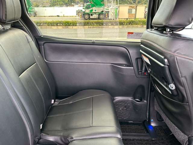 トヨタ ヴォクシー ２．０ ＺＳ 煌ＩＩ R1年 (中国) 99