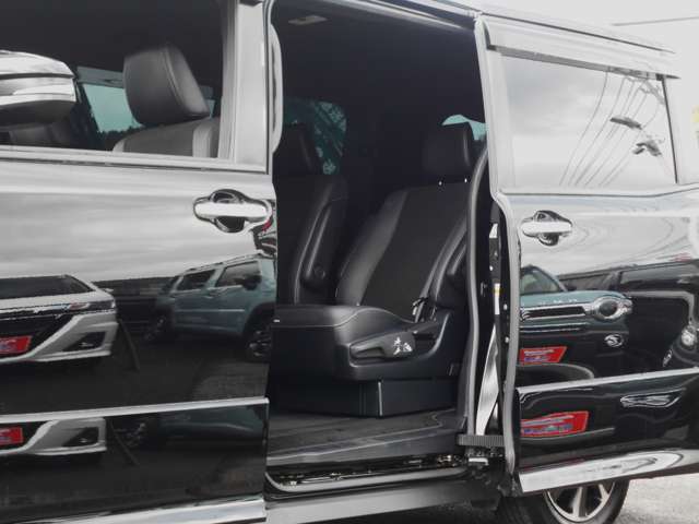 トヨタ ノア ２．０ ＳＩ ＷＸＢＩＩ R1年 (中国) 99