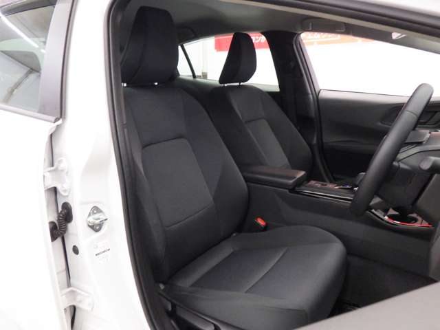トヨタ プリウス １．８ Ｘ Ｅ－ＦＯＵＲ ４ＷＤ R6年 (東北) 99