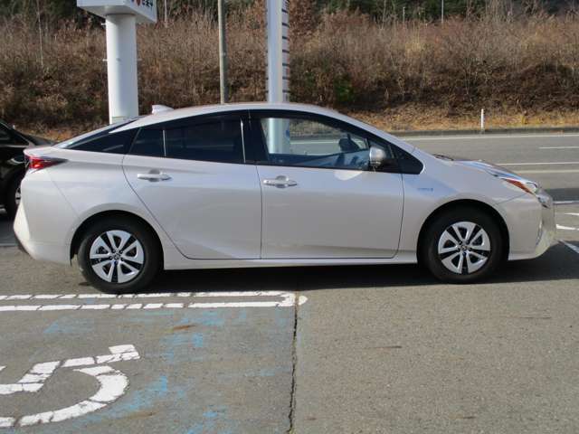 トヨタ プリウス １．８ Ａ Ｅ－ＦＯＵＲ ４ＷＤ H29年 (東北) 99