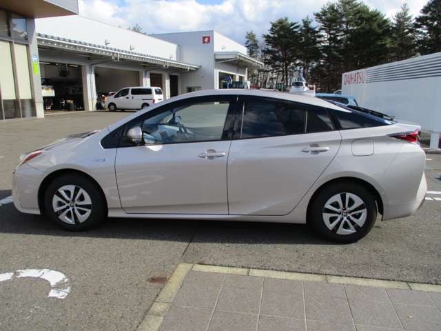 トヨタ プリウス １．８ Ａ Ｅ－ＦＯＵＲ ４ＷＤ H29年 (東北) 99