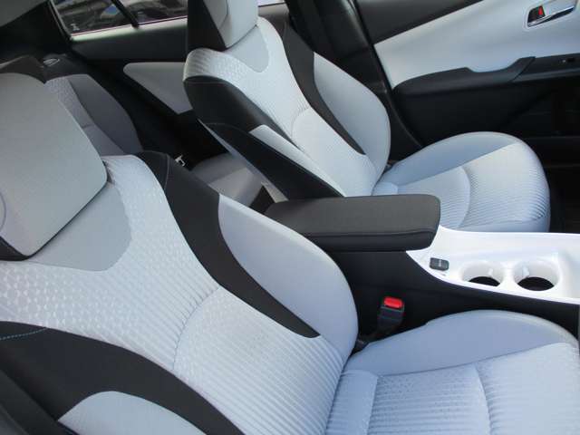 トヨタ プリウス １．８ Ａ Ｅ－ＦＯＵＲ ４ＷＤ H29年 (東北) 99