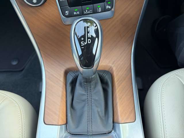 ボルボ ＸＣ６０ Ｔ６ ＡＷＤ ４ＷＤ H26年 (関東) 99