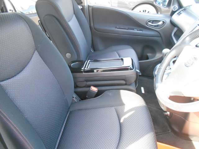 日産 セレナ ２．０ ハイウェイスター Ｓ－ＨＹＢＲＩＤ H25年 (近畿) 99
