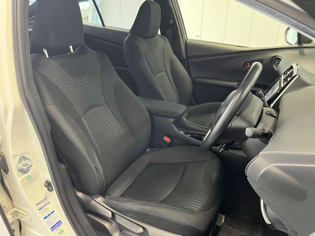 トヨタ プリウス １．８ Ｓ セーフティ プラス Ｅ－ＦＯＵＲ ４ＷＤ H29年 (東北) 99