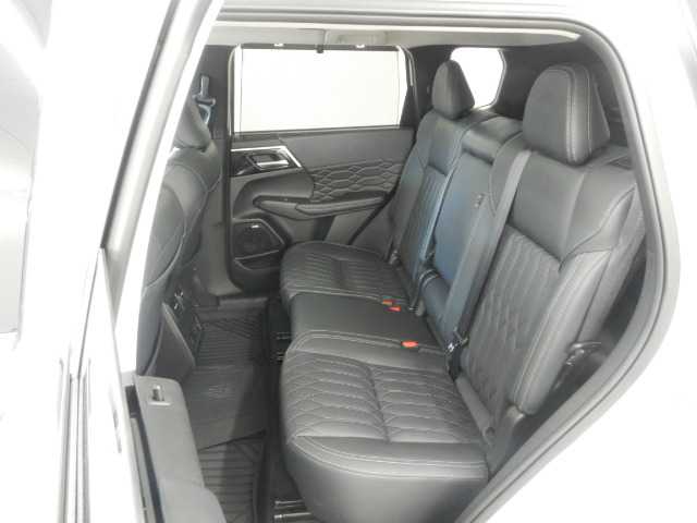 三菱 アウトランダーＰＨＥＶ ＰＨＥＶ ２．４ Ｐ ４ＷＤ R7年 (九州・沖縄) 99