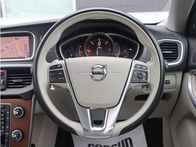 ボルボ Ｖ４０クロスカントリー Ｄ４ サマム ディーゼルターボ H30年 () 99