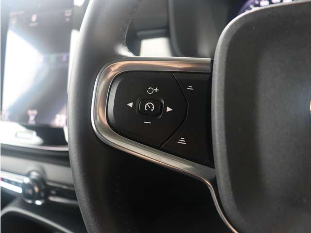 ボルボ ＸＣ４０ Ｂ４ ＡＷＤ モメンタム ４ＷＤ R2年 () 99