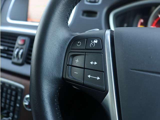 ボルボ Ｖ４０クロスカントリー Ｄ４ サマム ディーゼルターボ R1年 () 99