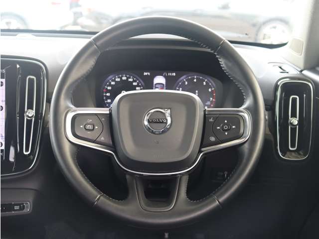 ボルボ ＸＣ４０ Ｔ４ ＡＷＤ インスクリプション ４ＷＤ R1年 () 99
