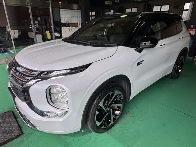 三菱 アウトランダーＰＨＥＶ ＰＨＥＶ ２．４ Ｐ ４ＷＤ R4年 (近畿) 99