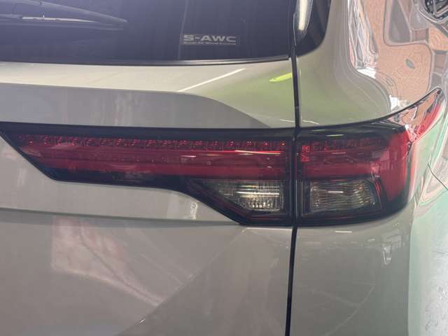 三菱 アウトランダーＰＨＥＶ ＰＨＥＶ ２．４ Ｐ ４ＷＤ R4年 (近畿) 99
