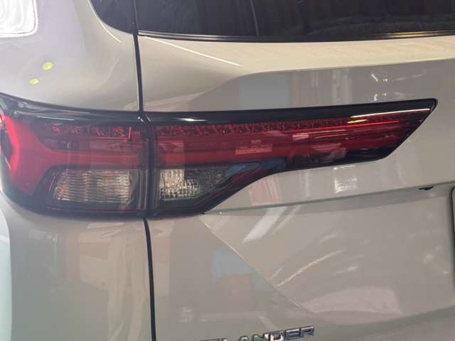 三菱 アウトランダーＰＨＥＶ ＰＨＥＶ ２．４ Ｐ ４ＷＤ R4年 (近畿) 99