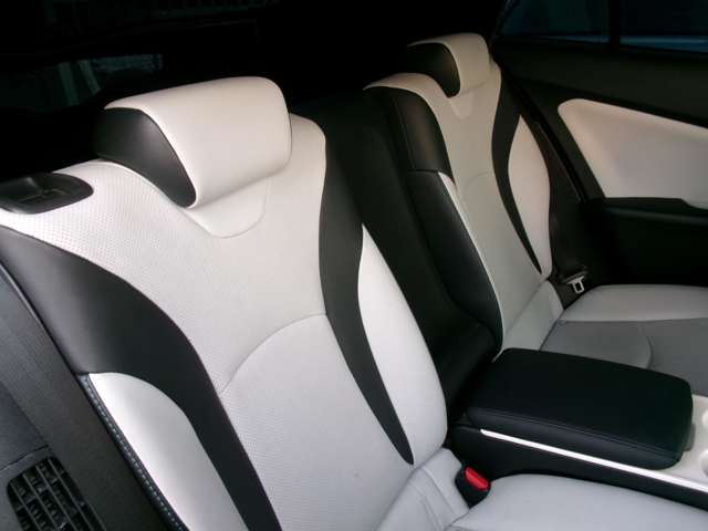 トヨタ プリウスＰＨＶ １．８ Ａ レザーパッケージ R1年 (近畿) 99