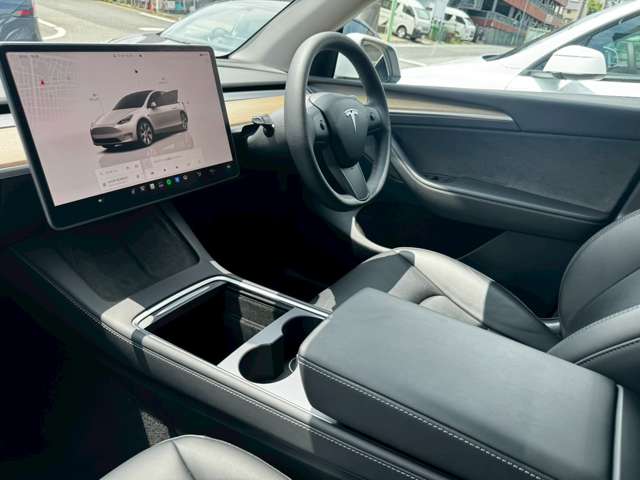 テスラ モデルＹ ＲＷＤ 黒内装 純正１９インチＡＷ R4年 (東海) 99