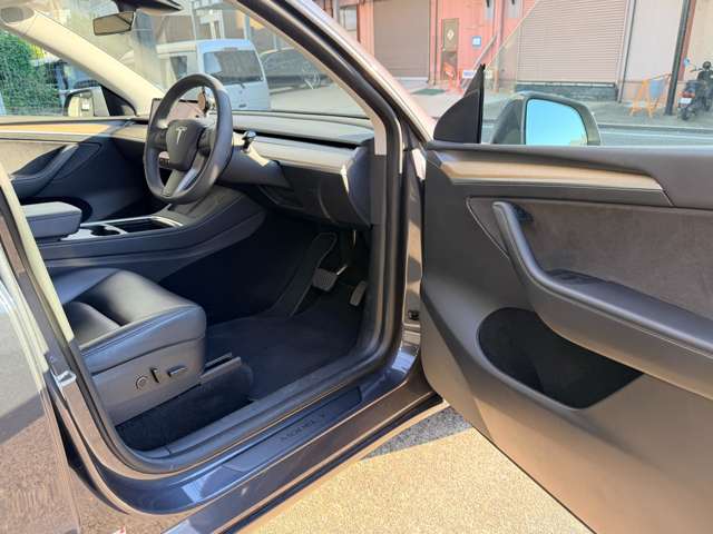 テスラ モデルＹ ＲＷＤ 黒内装 R4年 (東海) 99