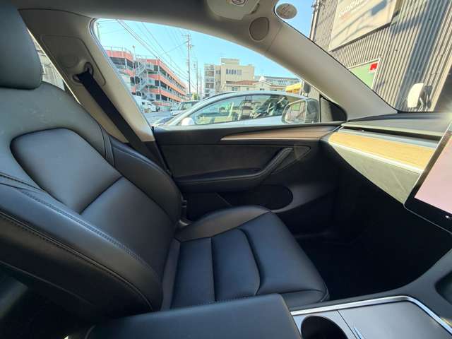 テスラ モデルＹ ＲＷＤ 黒内装 R4年 (東海) 99