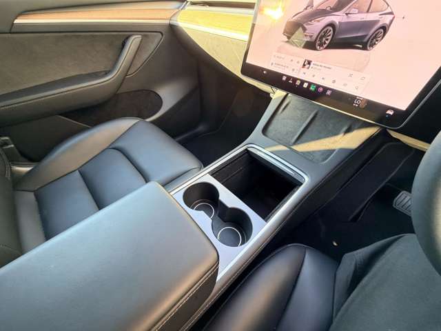 テスラ モデルＹ ＲＷＤ 黒内装 R4年 (東海) 99