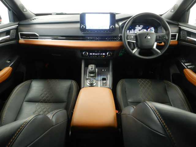 三菱 アウトランダーＰＨＥＶ ＰＨＥＶ ２．４ Ｐ ４ＷＤ R5年 (九州・沖縄) 99