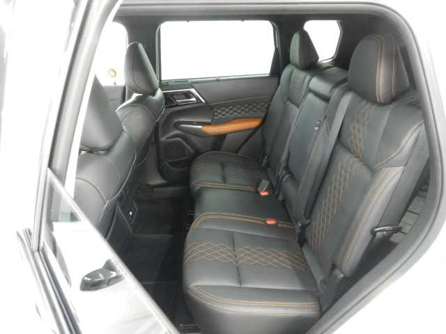 三菱 アウトランダーＰＨＥＶ ＰＨＥＶ ２．４ Ｐ ４ＷＤ R5年 (九州・沖縄) 99