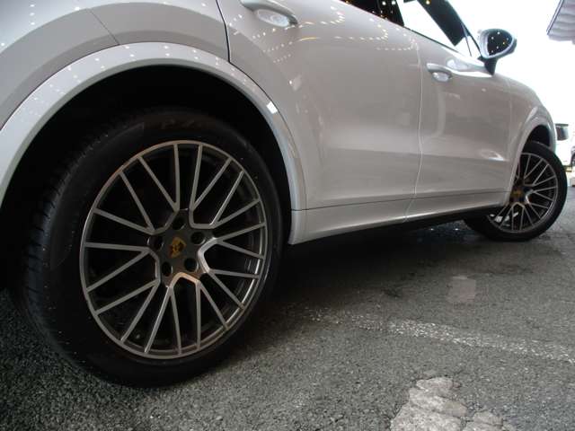 ポルシェ カイエンクーペ プラチナ エディション ティプトロニックＳ リアセンターシート ４ＷＤ R5年 (九州・沖縄) 99