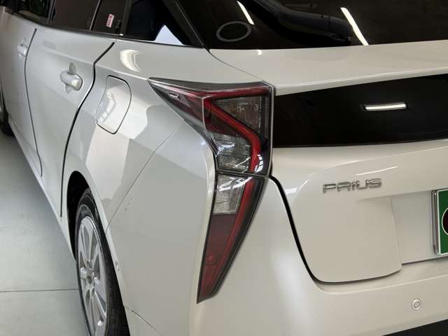 トヨタ プリウス １．８ Ｓ セーフティ プラス Ｅ－ＦＯＵＲ ４ＷＤ H29年 (東北) 99