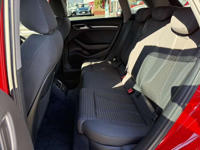 アウディ Ａ３　スポーツバック ３０　ＴＦＳＩ　スポーツ R1年 (東海) 99