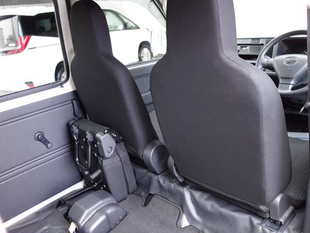 ダイハツ ハイゼットカーゴ ６６０ スローパー リヤシートレス仕様 折リ畳ミ補助シート付キ ４ＷＤ H30年 (北海道) 99
