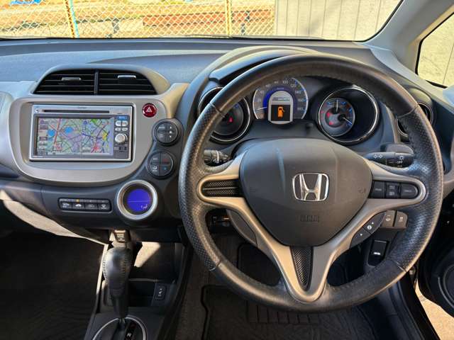 ホンダ フィット　ハイブリッド １．３ スマートセレクション ファインスタイル H25年 (近畿) 99