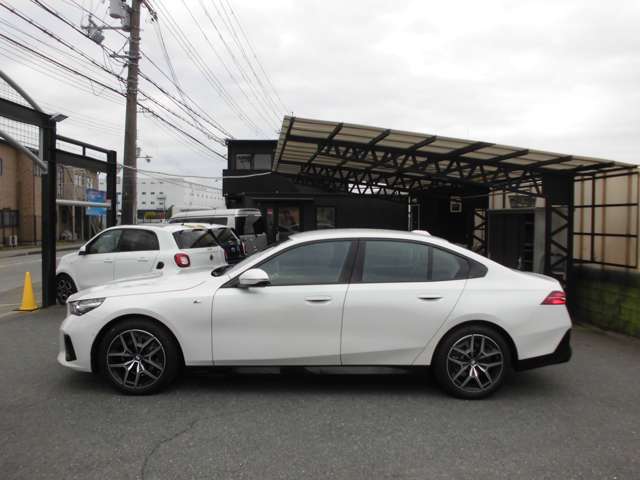 ＢＭＷ ５シリーズ ５２３Ｄ Ｘドライブ Ｍスポーツ ディーゼルターボ ４ＷＤ R7年 (近畿) 99