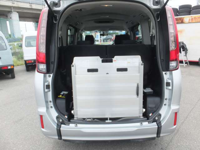 トヨタ ノア ２．０ Ｘ ウェルキャブ スロープタイプＩ 車イス２脚仕様車 ４ＷＤ H27年 (近畿) 99