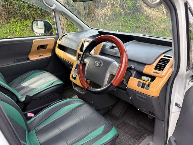 トヨタ ヴォクシー ２．０ Ｘ Ｌエディション ウェルキャブ スロープタイプＩ 車イス２脚仕様車 H22年 (九州・沖縄) 99