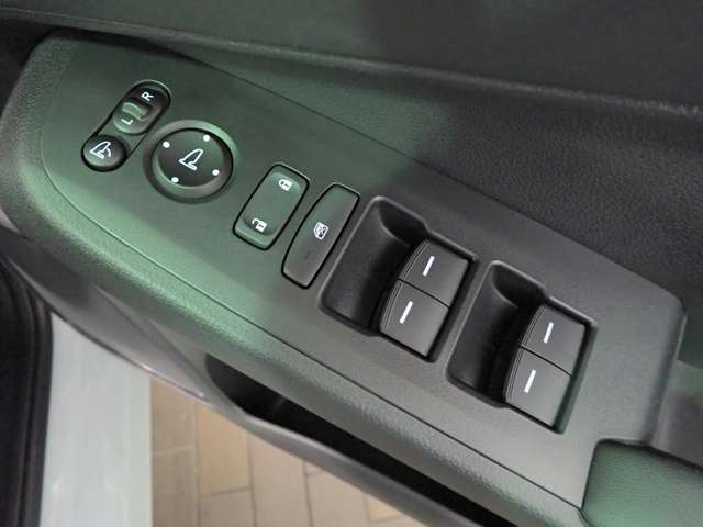 ホンダ ヴェゼル １．５ Ｅ：ＨＥＶ Ｚ プレイパッケージ R7年 (近畿) 99