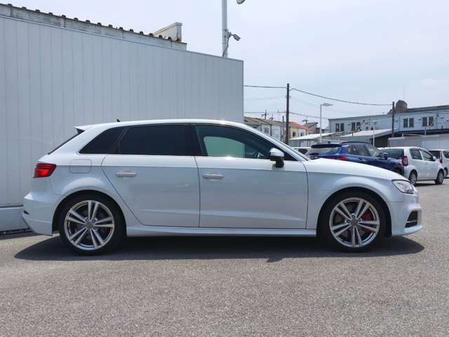 アウディ Ｓ３　スポーツバック ２．０ ４ＷＤ R2年 (近畿) 99
