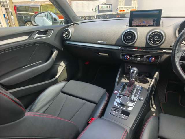 アウディ Ｓ３　スポーツバック ２．０ ４ＷＤ R2年 (近畿) 99