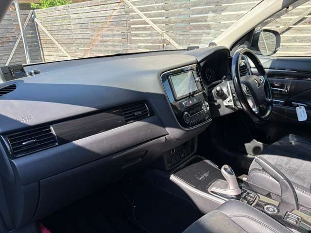 三菱 アウトランダーＰＨＥＶ ２．０ Ｇ セーフティパッケージ ４ＷＤ H27年 (九州・沖縄) 99