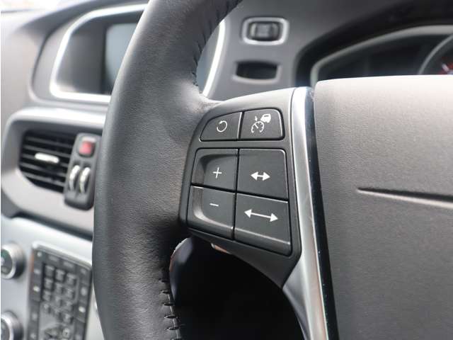 ボルボ Ｖ４０クロスカントリー Ｄ４ ダイナミック エディション ディーゼルターボ H29年 (東海) 99