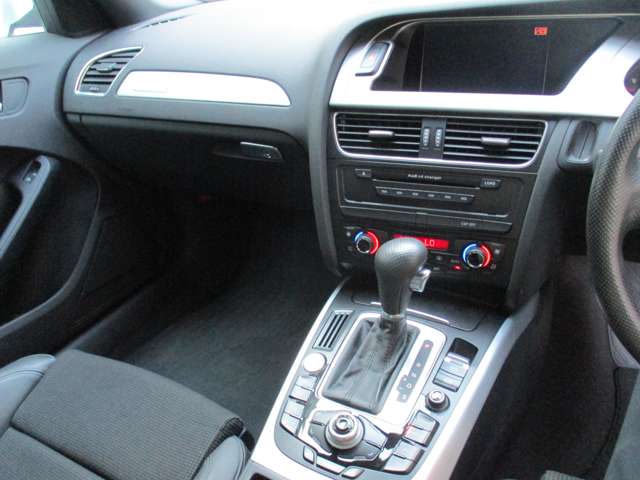 アウディ Ａ４　アバント ２．０ ＴＦＳＩ クワトロ Ｓラインパッケージ ４ＷＤ H21年 (近畿) 99