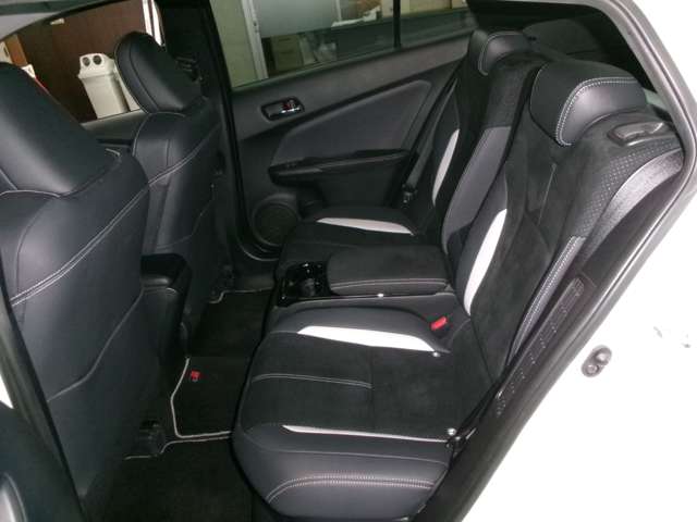 トヨタ プリウスＰＨＶ １．８ Ｓ ＧＲ スポーツ H29年 (東北) 99