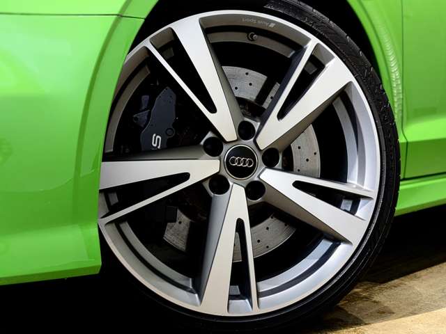 アウディ ＲＳ３　セダン ２．５ ４ＷＤ R3年 (関東) 99